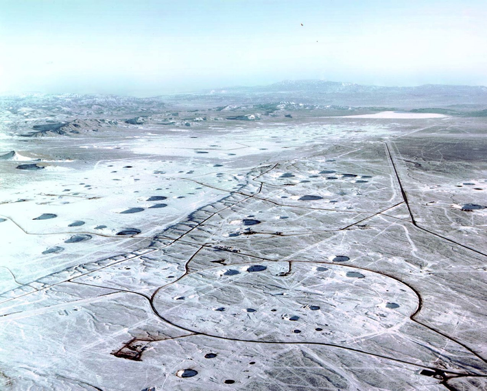 8. Nevada (Mỹ): Bãi thử nghiệm hạt nhân Nevada tồn tại từ năm 1951, với 928 vụ nổ hạt nhân được ghi nhận. Các vụ thử này làm thay đổi cảnh quan và môi trường của khu vực.