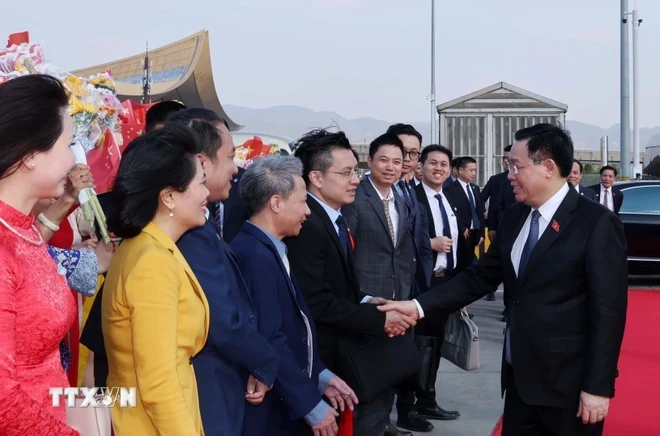Lễ tiễn Chủ tịch Quốc hội Vương Đình Huệ tại Sân bay quốc tế Trường Thủy Côn Minh. (Ảnh: Nhan Sáng/TTXVN)