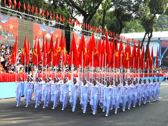 Khối cờ Đảng, cờ Tổ quốc: Những lá cờ Đảng, cờ Tổ quốc tung bay, tượng trưng cho lý tưởng, niềm tin chiến thắng; bản lĩnh, trí tuệ lãnh đạo của Đảng Cộng sản Việt Nam; sức mạnh của khối đại đoàn kết toàn dân tộc, được khơi nguồn, bồi đắp từ lịch sử, bừng cháy cho hôm nay và tỏa sáng đến mai sau.