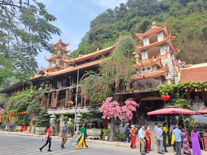 Chùa Hang Đồ Sơn có tên chữ là Cốc Tự, xưa thuộc địa bàn Vạn Tác, xã Đồ Sơn, huyện Nghi Dương, phủ Kinh Môn, đạo Hải Dương, nay là khu 1, phường Vạn Sơn, quận Đồ Sơn, TP Hải Phòng.