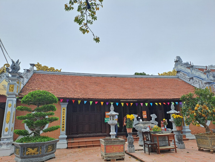 Năm Quý Mùi (1283), công chúa Quỳnh Trân xuất gia qui y nơi cửa Phật. Cùng với việc lập am tu hành, công chúa còn cho lập điền trang, thái ấp, cấp lương thực, tiền bạc cho kẻ nghèo đói, tập hợp muôn dân trong vùng đến đây làm ăn, sinh sống.