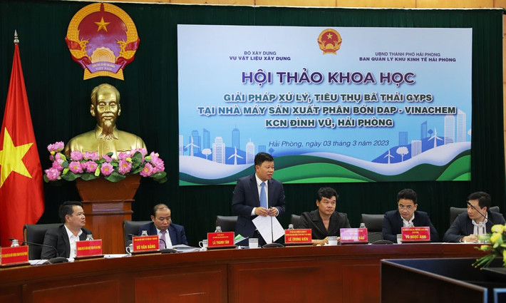 Theo báo cáo, Nhà máy sản xuất phân bón Diamon phốt phát (DAP) - Đình Vũ (Công ty Cổ phần DAP-Vinachem) tại KCN Đình Vũ hàng năm đang thải ra lượng bã gyps (bã thải thạch cao từ quá trình sản xuất phân bón, hóa chất) khoảng 350.000 tấn - 450.000 tấn. Hiện đã có một số dự án sản xuất thạch cao PG như của Công ty CP Thạch cao Đình Vũ sử dụng nguyên liệu từ bã gyps nêu trên.