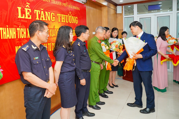 Sáng 21/3, Phó Chủ tịch UBND thành phố Hải Phòng Hoàng Minh Cường, Trưởng Ban Chỉ đạo 389 thành phố trao Quyết định tặng thưởng 320 triệu đồng cho 6 tập thể có thành tích xuất sắc trong việc bắt giữ 7 tấn ngà voi nhập lậu từ châu Phi, qua Cảng Nam Đình Vũ (Hải Phòng).