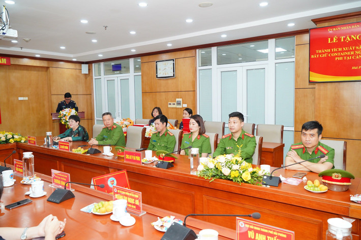 Việc khen thưởng của UBND thành phố đã kịp thời động viên tinh thần các lực lượng làm nhiệm vụ tại cảng cửa ngõ. Được biết, ngay trong đầu tháng 3/2023, UBND thành phố cũng đã tặng thưởng cho 5 tập thể có thành tích xuất sắc trong việc bắt giữ 2 container chứa hơn 600 kg ngà voi nhập lậu từ châu Phi qua Cảng Hải Phòng.