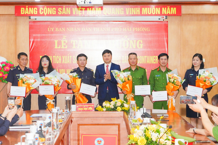 6 tập thể gồm: Cục Hải quan thành phố Hải Phòng, Công an thành phố, Chi cục Hải quan cửa khẩu Cảng Hải Phòng khu vực 2, Đội kiểm soát Hải quan, Phòng quản lý rủi ro (Cục Hải quan thành phố Hải Phòng); Phòng Cảnh sát môi trường (Công an thành phố).