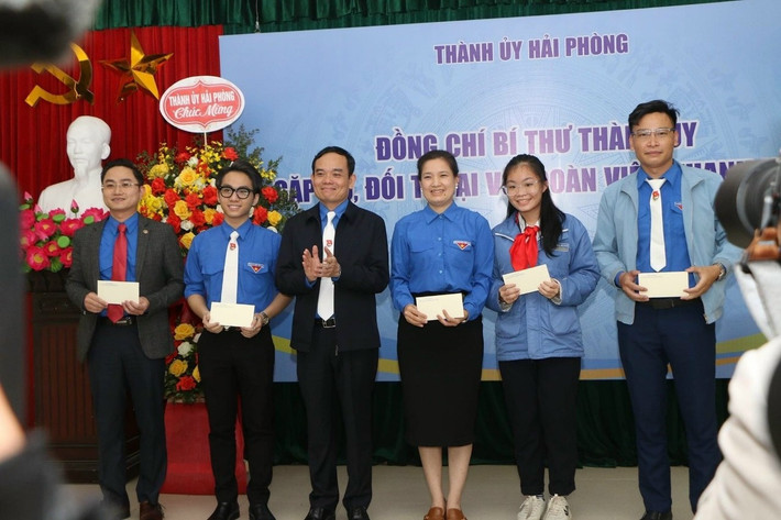 Anh Phạm Văn Quyên cho biết: “Làm nông nghiệp đã khó, làm nông nghiệp sạch còn khó hơn nhiều. Quá trình khởi nghiệp vô cùng khó khăn, sổ đỏ nhà của bố mẹ cũng mang đi thế chấp để vay vốn. Rất may mắn là mình nhận được sự ủng hộ từ gia đình, bạn bè, các cơ quan đoàn thể, bên cạnh đó được Sở Khoa học và Công nghệ, Sở Nông nghiệp thành phố Hải Phòng hỗ trợ về khoa học, kỹ thuật. Sau nhiều lần vấp ngã, thất bại, vừa làm vừa học, mình cũng đã rút ra được nhiều bài học kinh nghiệm trong điều hành, sản xuất, kinh doanh”.