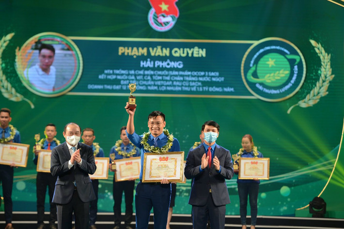 Bằng sự đam mê, tâm huyết, không ngại khó ngại khổ để làm nông nghiệp sạch, anh Phạm Văn Quyên đã được Trung ương Đoàn TNCS Hồ Chí Minh trao tặng giải thưởng cao quý Lương Định Của năm 2021, được Bộ Nông nghiệp và phát triển nông thôn, UBND TP Hải Phòng tặng nhiều bằng khen.