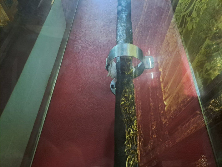 Trong những dịp lễ hội, du khách có thể chiêm bái Long đao. Trải cùng thịnh suy triều đại, thanh Long đao cổ vẫn còn khá nguyên vẹn, đặc biệt là thần thái uy dũng của một bảo vật vương triều.