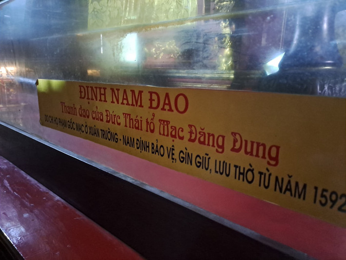 Căn cứ phiếu trả kết quả xét nghiệm năm 2019 của Phòng Nghiên cứu thực nghiệm khảo cổ học thuộc Viện Khảo cổ học cho biết, kỹ thuật và vật liệu chế tạo thanh đao là loại hợp kim thuộc thế kỷ 16-17. Như vậy, dựa trên kết quả giám định của các chuyên gia thì long đao hiện đang lưu giữ tại Khu tưởng niệm các vua nhà Mạc, xã Ngũ Đoan, huyện Kiến Thụy, thành phố Hải Phòng mang phong cách Mạc - Lê Trung Hưng (thế kỷ 16 - 17), với hình thức, trang trí tỉ mỉ, tinh tế, chưa từng xuất hiện trong các di tích và bảo tàng ở Việt Nam.