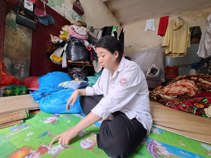 Nói về những đứa con, bà Nở buồn rầu cho biết: “Bà đẻ được mười đứa con thì cả 10 đứa đều không bình thường. Ba đứa con gái đầu bị lừa bán sang Trung Quốc, mười mấy năm không có tin tức gì. Ba đứa sau trong trại tâm thần bên Vĩnh Bảo, 1 đứa ở Bắc Giang, 1 đứa đã chết, 1 đứa trong miền Nam còn con út đang ở với bà.