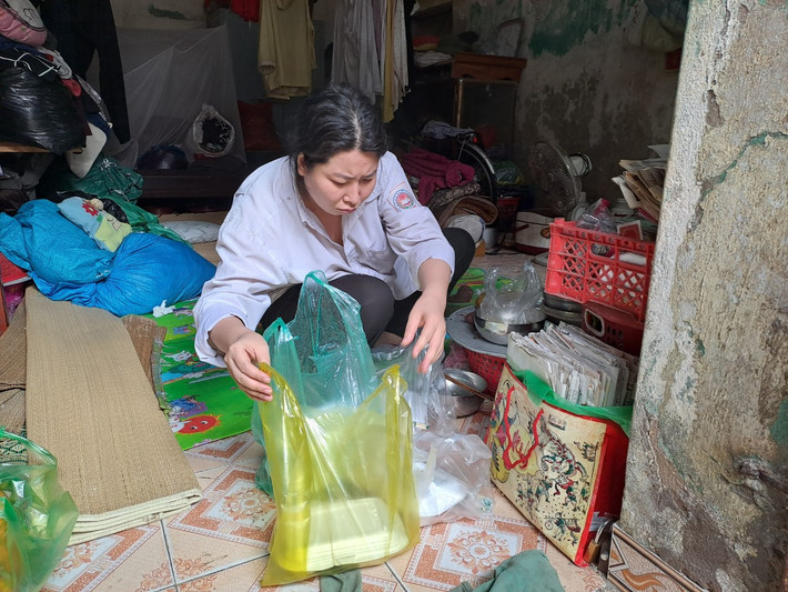 Con gái út là Phạm Thị Bích (SN 1983), mấy năm trước còn đi làm thuê bưng bê cho người ta ở quán ăn, mấy năm nay bệnh nặng hơn thỉnh thoảng lại lên cơn, thêm bệnh xương khớp nên không đi làm được.