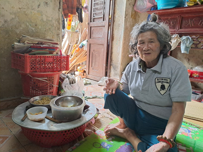 Đôi mắt mờ đục xa xăm bà Nở cho biết, quê bà ở xã Cộng Hiền, huyện Vĩnh Bảo (Hải Phòng). Bà Nở sinh ra vào đúng thời điểm xảy ra nạn đói lịch sử (năm 1945). Sinh bà xong thì bố mẹ lần lượt qua đời, bà Nở thành trẻ mồ côi từ lúc còn ẵm ngửa.