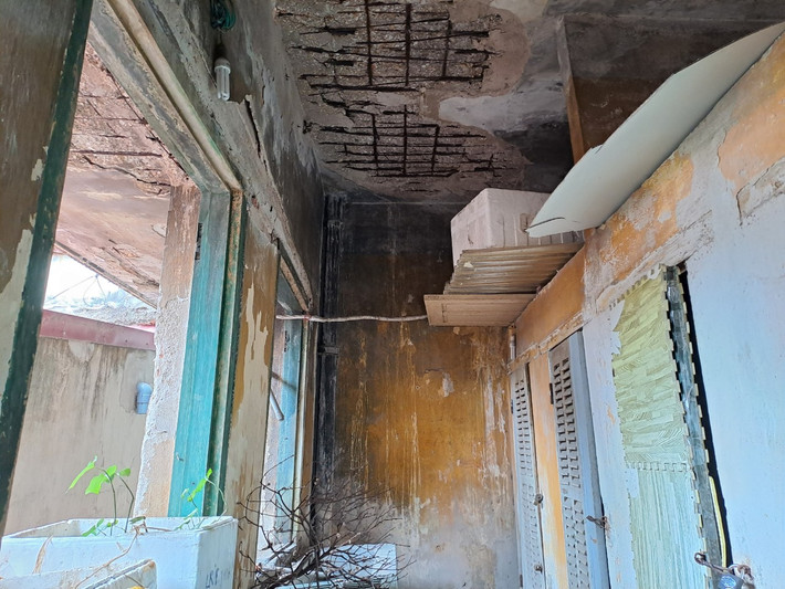 Dẫn PV đi đến từng phòng của khu tập thể, ông Phạm Văn Điển, một hộ dân sống tại đây cho biết, khu tập thể trên trước đây là của Công ty đóng tàu Bạch Đằng. Cán bộ công nhân viên làm trong công ty thì được phân nhà.