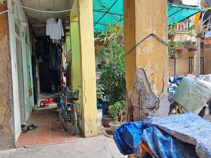 Trước đó, bà Dung và nhiều hộ dân khác tại khu tập thể cũng có ý định sửa chữa lại nhà để ở nhưng do quá xuống cấp, không thể sửa chữa được nên lực bất tòng tâm đành phải sống trong cảnh thấp thỏm vì sợ vữa rơi, nhà sập…