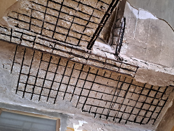 Sinh sống trong khu tập thể chủ yếu là các lao động nghèo. Sau nhiều năm nhà bị xuống cấp nghiêm trọng, tình trạng vữa bở ra và rơi xuống cả mảng thường xuyên, khiến người dân vô cùng lo lắng, bất an.