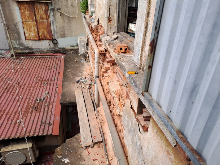 Sau mấy chục năm sử dụng, đến nay khu tập thể 206 đã cũ nát, xuống cấp nghiêm trọng, có nguy cơ bị đổ sập bất cứ lúc nào.