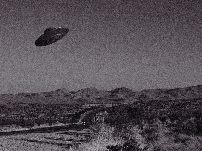 Một trong những sự kiện nổi bật nhất liên quan đến UFO là các đoạn video được công bố bởi Hải quân Mỹ, ghi lại cảnh chạm trán với các vật thể bay không xác định. Những đoạn video này cho thấy các vật thể di chuyển với tốc độ siêu thanh và thực hiện những động tác mà công nghệ hiện tại của con người không thể giải thích được. Điều này đã khiến nhiều người tin rằng chúng có thể là sản phẩm của công nghệ ngoài hành tinh. (Ảnh:NPR)