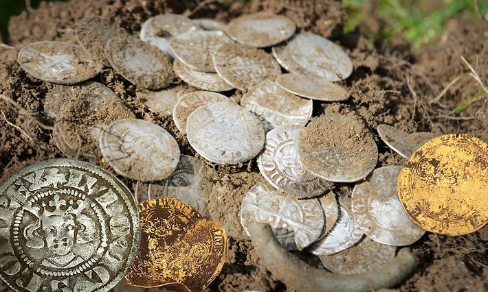 Chỉ trong bốn ngày, họ đã khai quật được tổng cộng 557 đồng xu.(Ảnh: The Epoch Times)