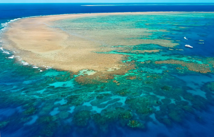 5. Great Barrier Reef, Úc: Great Barrier Reef, nằm ngoài khơi bờ biển Queensland, Úc, là rạn san hô lớn nhất thế giới và một trong những hệ sinh thái đa dạng nhất hành tinh. Với hơn 2.900 rạn san hô và 900 hòn đảo, Great Barrier Reef thu hút khoảng 2 triệu du khách mỗi năm. Du khách đến đây để lặn biển, ngắm san hô và tham quan bằng tàu đáy kính(Ảnh: Britannica)