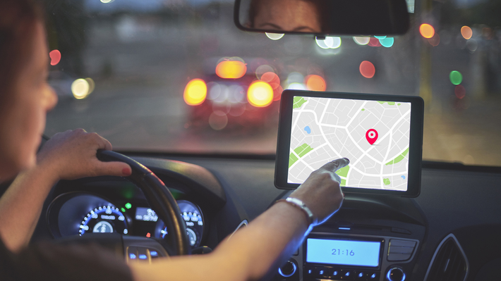 2. GPS (Hệ Thống Định Vị Toàn Cầu): Được phát triển bởi Bộ Quốc phòng Mỹ vào những năm 1970 để cung cấp khả năng định vị chính xác cho quân đội. GPS hiện nay được sử dụng rộng rãi trong điện thoại di động, ô tô, và các thiết bị định vị khác, giúp người dùng xác định vị trí và chỉ đường.(Ảnh: Electronics)