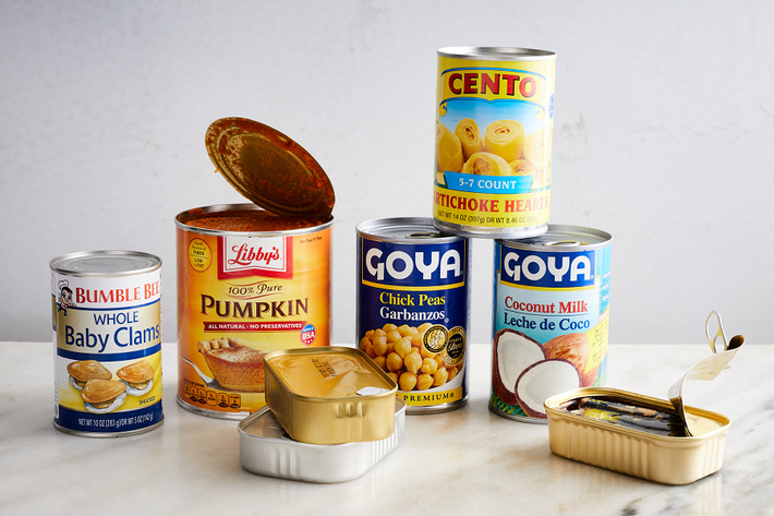 7. Canned Food (Thực Phẩm Đóng Hộp): Được phát minh bởi Nicolas Appert vào đầu thế kỷ 19 để cung cấp thực phẩm lâu dài cho quân đội Napoleon. Thực phẩm đóng hộp đã trở thành một phần quan trọng của ngành công nghiệp thực phẩm, cung cấp các bữa ăn tiện lợi và lâu dài cho người tiêu dùng.(Ảnh: The New York Times)