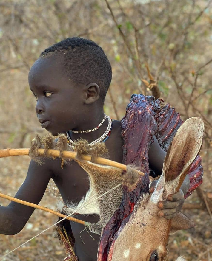 Người Hadza đã sống ở vùng đất này khoảng 40.000 năm. Mặc dù được tiếp xúc với thế giới hiện đại nhưng họ vẫn giữ văn hóa và nếp sống cũ. (Ảnh: Medienbüro Afrika)