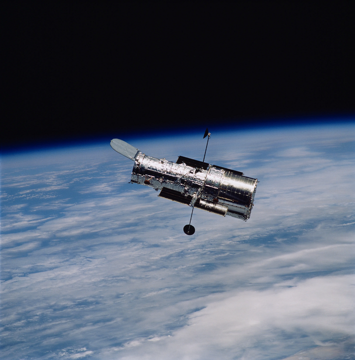 3. Kính viễn vọng không gian Hubble (1990): Kính viễn vọng không gian Hubble đã cách mạng hóa thiên văn học bằng việc cung cấp những hình ảnh rõ nét và chi tiết về vũ trụ. Từ việc chụp lại hình ảnh các thiên hà xa xôi, đến nghiên cứu sự giãn nở của vũ trụ, Hubble đã giúp giải quyết nhiều câu hỏi lớn về nguồn gốc và cấu trúc của vũ trụ. (Ảnh: NASA Science)