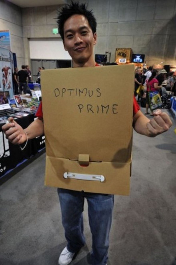 Bộ đồ hóa trang Optimus Prime trong bộ phim "Rô-bốt biến hình" theo phong cách bìa cốt-tông. Ảnh: Bodo.