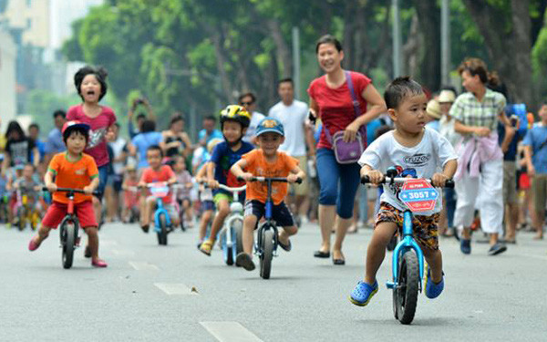 Không ban tổ chức, không cần các thủ tục đăng ký phức tạp, các phụ huynh chỉ đơn giản đưa các bé đến tham dự mà thôi. Ảnh: Xegiaothong.