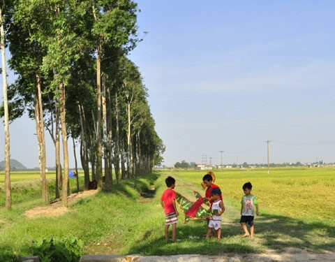 Trò chơi thả diều là thứ rất hiếm có với các em nhỏ ở thành phố vì nhà cửa và cột điện san sát nhau. Ảnh: Emdep.