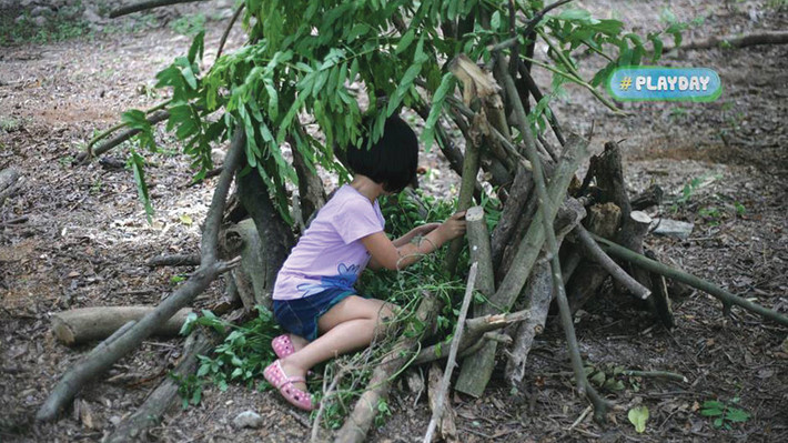 Trẻ em thành phố về quê luôn thích chui rúc, nghịch ngợm những trò mà ở thành phố không bao giờ có được. Ảnh: Playday.
