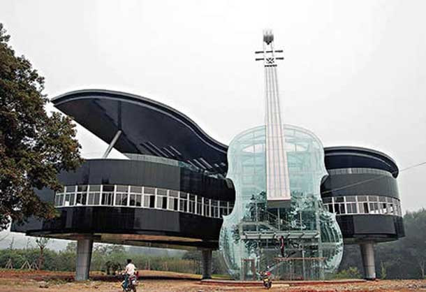 Căn nhà lạ theo lối kiến trúc lấy cây đàn violon và piano làm cảm hứng ở Trung Quốc. Ảnh: List25.