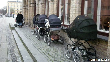 Việc để em bé tiếp xúc với cái lạnh sẽ làm tăng hệ thống miễn dịch của bé để bé phát huy được bản năng chống lại cái lạnh ngay từ khi còn ẵm ngửa. Ảnh: Mette.