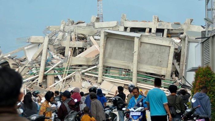 Lãnh đạo Cơ quan Tìm kiếm và Cứu nạn Indonesia, ông Muhammad Syaugi, trả lời trang Detik.com cho biết lực lượng chức năng đã phát hiện ít nhất 50 người đang kẹt lại dưới đống đổ nát của một khách sạn 8 tầng ở Palu. Ông mô tả rằng tiếng kêu cứu của các nạn nhân có thể nghe thấy rõ tại hiện trường. Ảnh: AFP.