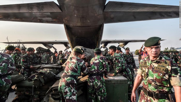 Tổng thống Indonesia Joko Widodo đã ra lệnh triển khai quân đội đến các địa phương miền trung đảo Sulawesi, hỗ trợ các lực lượng cứu hộ và đảm bảo an ninh trong thời gian khủng hoảng. Một số máy bay quân sự đã đến được thành phố Palu, mang theo hàng viện trợ và trang thiết bị cần thiết. Ảnh: Getty.