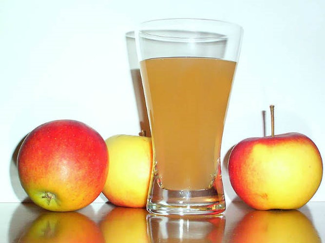 Táo, ổi: Táo giàu chất chống oxy hóa, quercetin, pectin và flavonoid giúp bảo vệ tế bào khỏi bị hư hại oxy hóa và hỗ trợ lão hóa khỏe mạnh. Nước ép ổi có tên là superfood cuối cùng có chứa rất nhiều chất chống oxy hóa như vitamin A, vitamin C và lycopene.