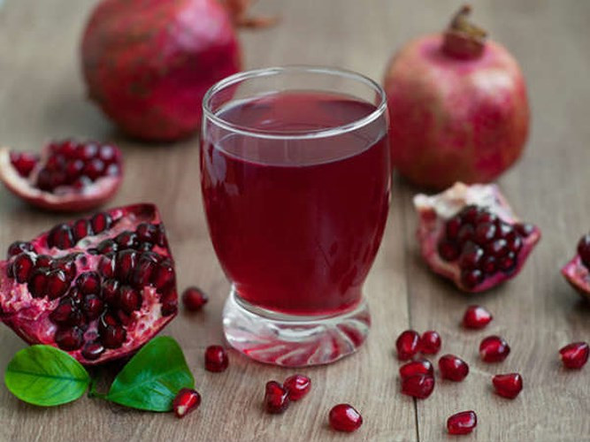 Lựu, nho Concord: Lựu là loại trái cây giàu chất chống oxy hóa có chứa ba loại polyphenol chống oxy hóa là tannin, anthocyanin và axit ellagic. Một chất chống oxy hóa mạnh khác gọi là punicalagins cũng được tìm thấy trong nước ép lựu. Vỏ quả lựu có hoạt tính chống oxy hóa gấp ba lần rượu vang đỏ và trà xanh. Nho Concord chứa resveratrol, một chất chống oxy hóa mạnh mẽ đã được tìm thấy để ngăn ngừa và điều trị ung thư, bệnh tim mạch và các bệnh thoái hóa thần kinh.