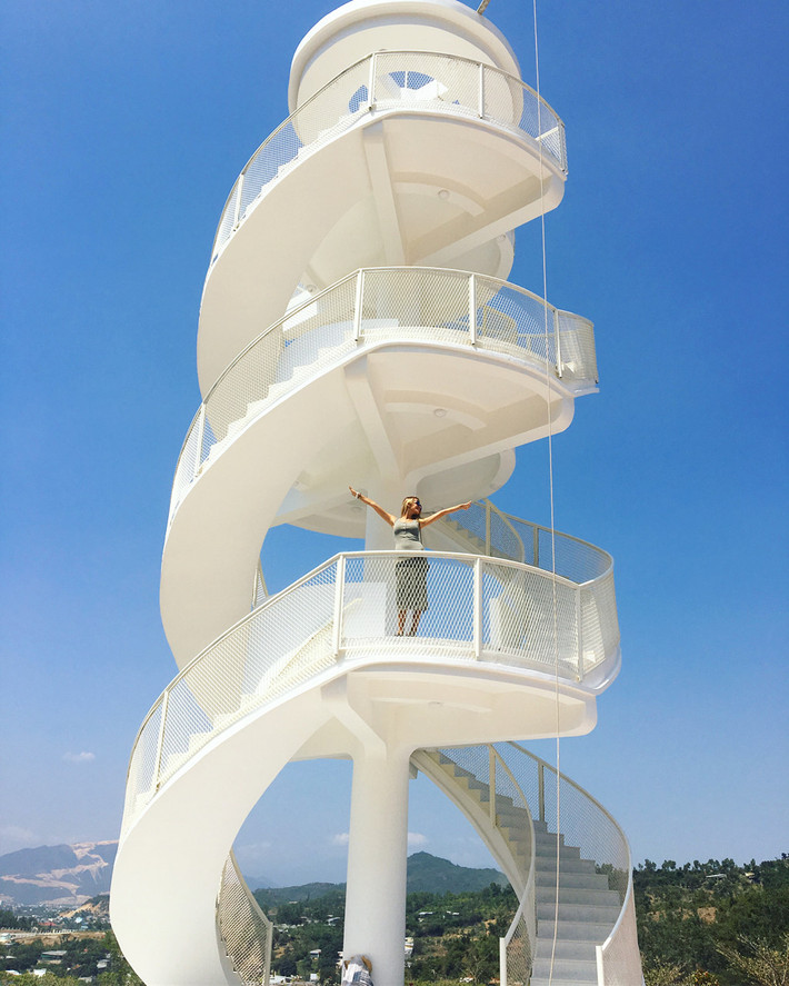Không chỉ thu hút giới trẻ Việt, cầu thang ở Nha Trang cũng được nhiều bạn trẻ ở nước ngoài tìm tới check-in. Màu xanh mướt của núi non và mây trời phía sau là nền rất đẹp khi chụp góc rộng. Ảnh: @marishka8610.