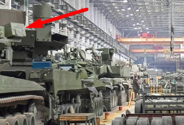 Và mới đây tại nhà máy Uralvagonzavod - doanh nghiệp chế tạo thiết giáp lớn nhất của Nga, công việc lắp đặt tổ hợp phòng vệ chủ động Arena-M trên xe tăng chiến đấu chủ lực (MBT) T-90M Proryv đã bắt đầu.