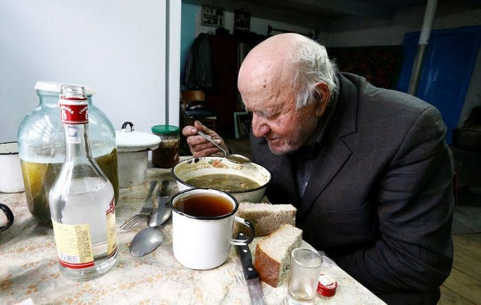 Cụ ông sống một mình gần vùng cấm Chernobyl tên đầy đủ là Ivan Shamyanok. Mặc dù nhiều lần chính quyền địa phương vận động chuyển đi, nhưng cụ ông 90 tuổi vẫn kiên quyết sống ở nơi này.