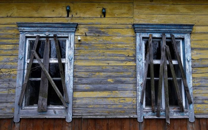 Cánh cửa sổ bị đóng kín của một nhà dân bỏ hoang ở nơi đây.