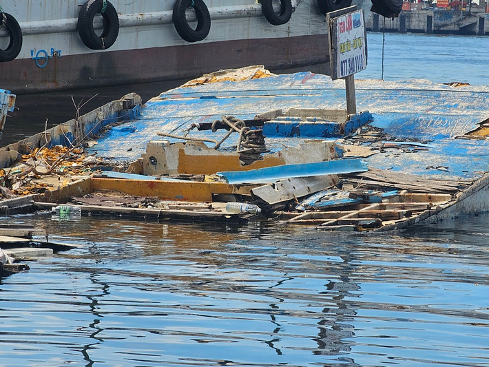 Tàu đánh cá, sà lan bị hỏng được người dân vứt bỏ "nguyên hiện trạng", tiềm ẩn nhiều nguy hiểm.