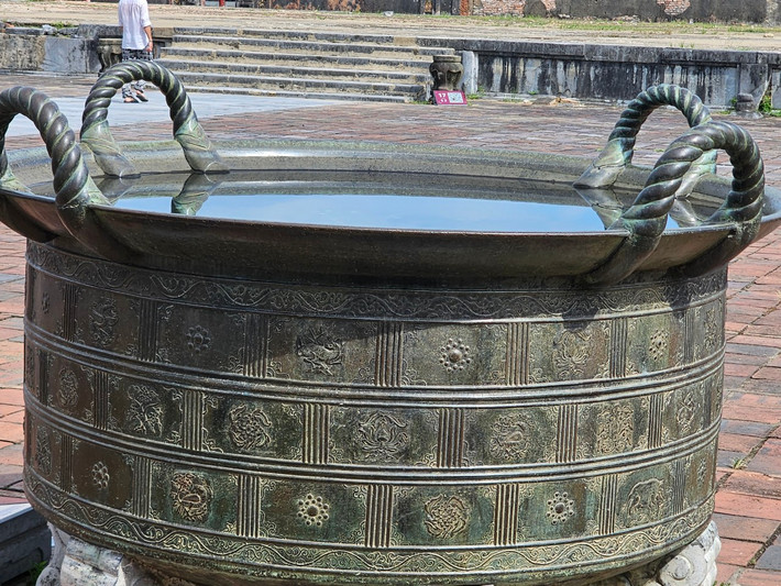 Những chiếc vạc đồng thể hiện quyền uy, sức mạnh và sự trường tồn của chúa Nguyễn, là những báu vật quý giá cho thấy trình độ đúc đồng cũng như mỹ thuật đỉnh cao của người xưa.