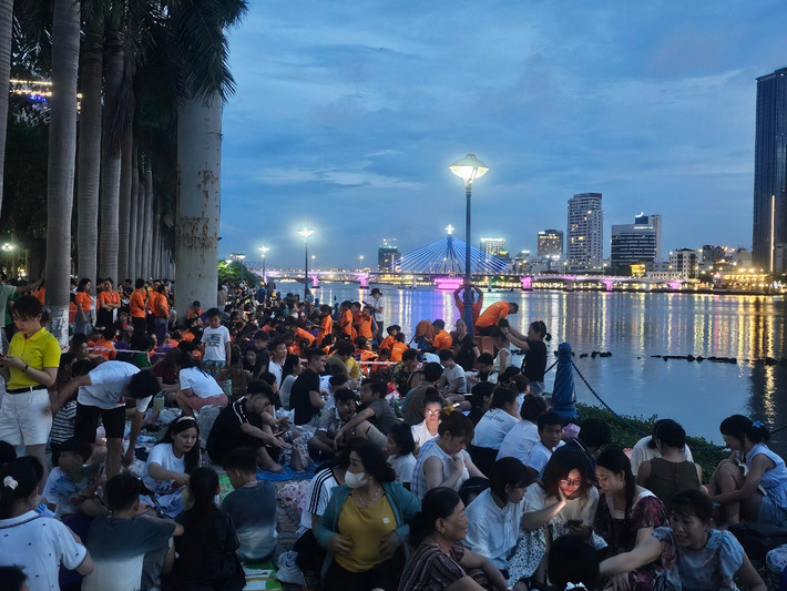 Đông đảo người dân và du khách tập trung hai bên bờ sông Hàn chờ thưởng thức các màn trình diễn pháo hoa.