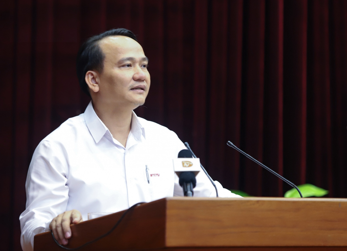 Ông Nguyễn Đình Vĩnh, sinh năm 1975; quê quán xã Điện Minh, thị xã Điện Bàn, tỉnh Quảng Nam. Chuyên môn, nghiệp vụ: Tiến sĩ Ngữ văn; trình độ lý luận: Cao cấp lý luận Chính trị.