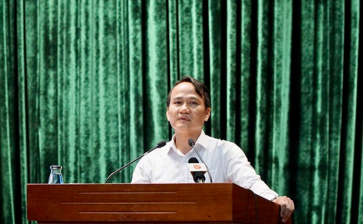 Trước khi điều động làm Phó Bí thư Thành ủy Đà Nẵng, ông Nguyễn Đình Vĩnh từng trải qua các vị trí công tác: Giám đốc Sở Giáo dục và Đào tạo Đà Nẵng, Bí thư Quận ủy Ngũ Hành Sơn.