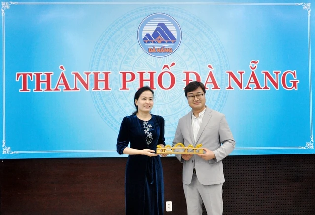 Chủ tịch UBND thành phố cũng Quyết định tiếp nhận bà Đỗ Thị Quỳnh Trâm- Phó Giám đốc Ban Xúc tiến và Hỗ trợ đầu tư Đà Nẵng vào làm công chức để bổ nhiệm giữ chức vụ Phó Giám đốc Sở Công Thương trong thời gian 5 năm.