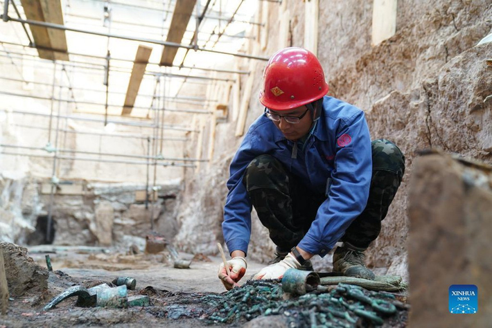 Qua đo đạc, các chuyên gia xác định lăng mộ của Hán Văn Đế có chiều dài 74,5m, rộng 71,5m và phần móng nằm cách mặt đất từ 27 -30m.