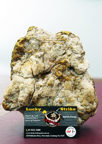 Nó được gọi là “Cục đá vàng May mắn” được đưa tới cửa hàng Lucky Strike Gold vào cuối năm ngoái và tới tay của chủ cửa hàng Darren Kamp để định giá.