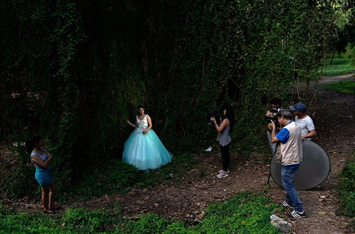 Quinceañeras là cụm từ để chỉ bữa tiệc sinh nhật 15 tuổi của các thiếu nữ ở các nước Mỹ Latinh trong nhiều thế kỉ. Nó là bữa tiệc đánh dấu cô gái chính thức trở thành một người trưởng thành. Trong ảnh, studio chuyên chụp ảnh Quinceañeras FotoEcos đang chụp bộ ảnh cho thiếu nữ Estefania Hernandez Perera, sống ở đất nước Cuba.